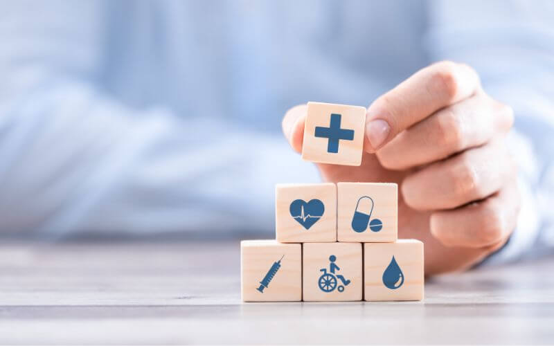 ¿Cuáles son los mecanismos que deja la reforma en salud para evaluar los resultados de la atención en salud? Descríbalos.